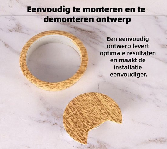 Twee delen van een lichtbruine bureaublad kabeldoorvoer met houtnerfpatroon op een marmeren achtergrond.