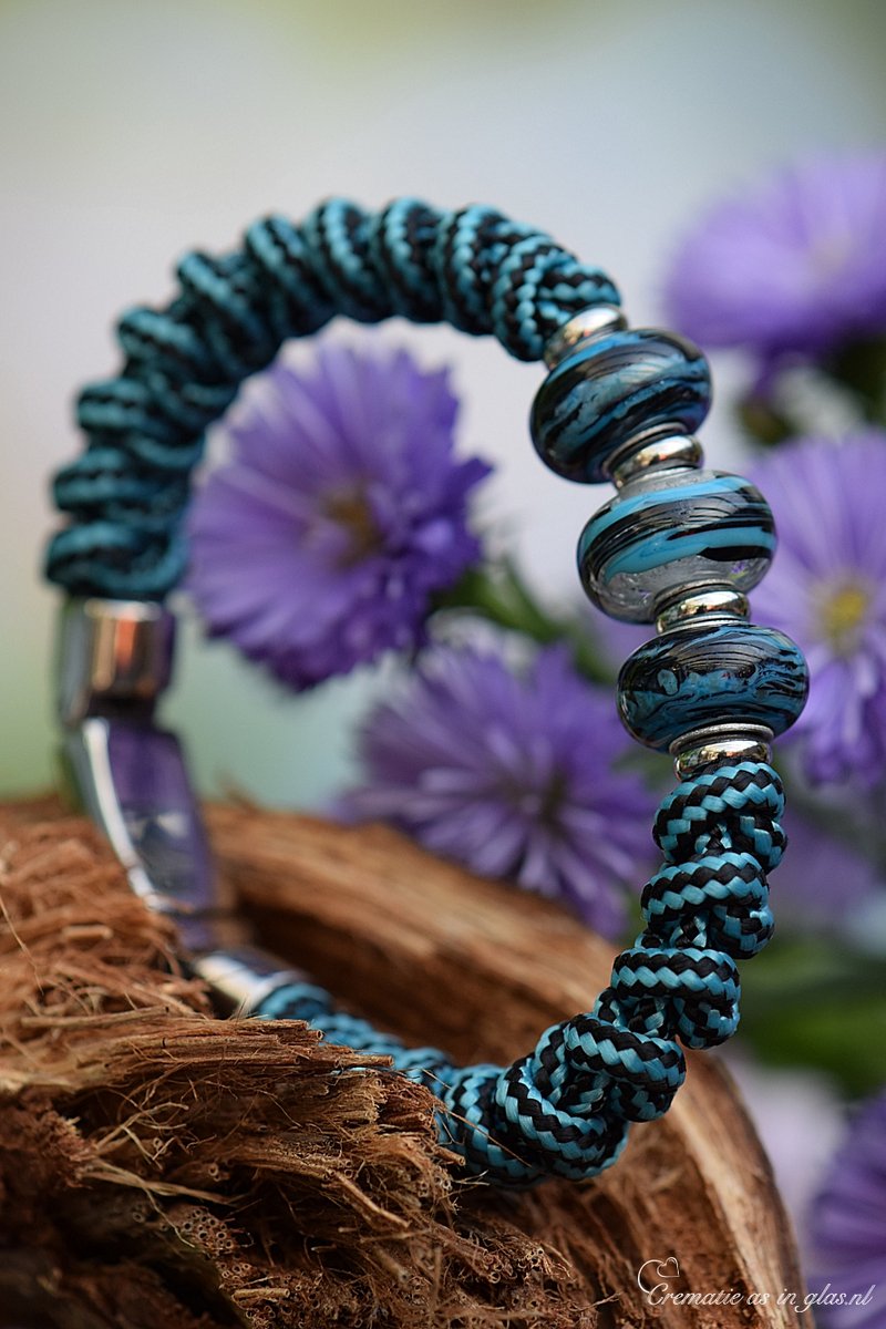 Urn armband voor heren met crematie-as in glas – petrol zwart paracord