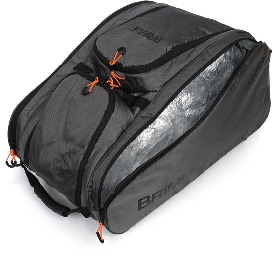 Schuin zicht op een donkergrijze sporttas met 'BRIMLEY' logo en oranje accenten.
