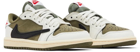 Paar groene en witte Jordan 1 Retro Low OG SP Travis Scott sneakers met zwarte Swoosh en witte veters.