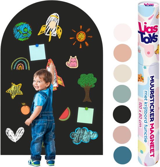 Garçon en salopette dans une chambre d'enfant devant un tableau noir avec des dessins magnétiques de fusée, de planète et de fruits.