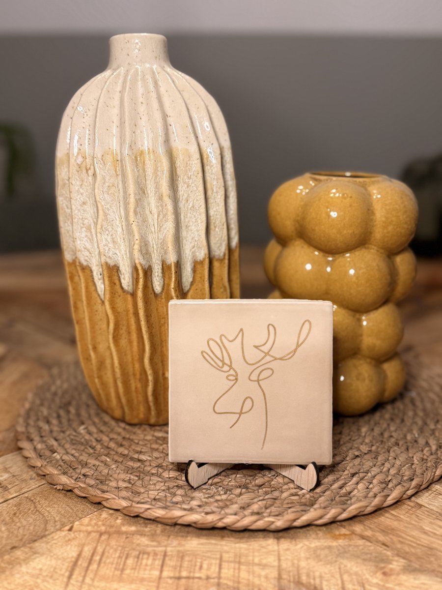 Beige Kerst Tegeltje – 10×10 cm – Gouden Rendier – Sfeervolle Kerstdecoratie