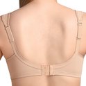 Vrouw, van achteren gezien, draagt een beige beugel-loze beha met brede bandjes en verstelbare sluiting.
