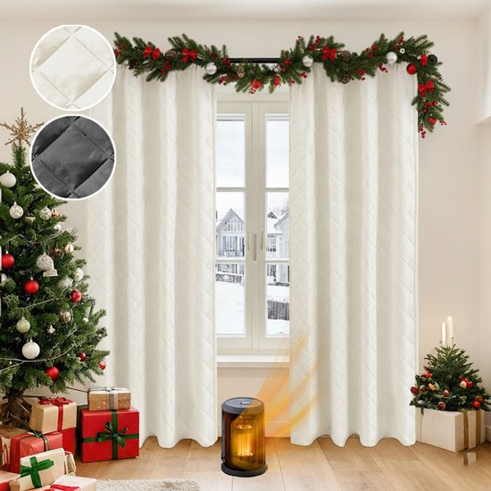 Crème gewatteerde gordijnen sieren een raam met kerstversiering, een kerstboom en cadeaus.