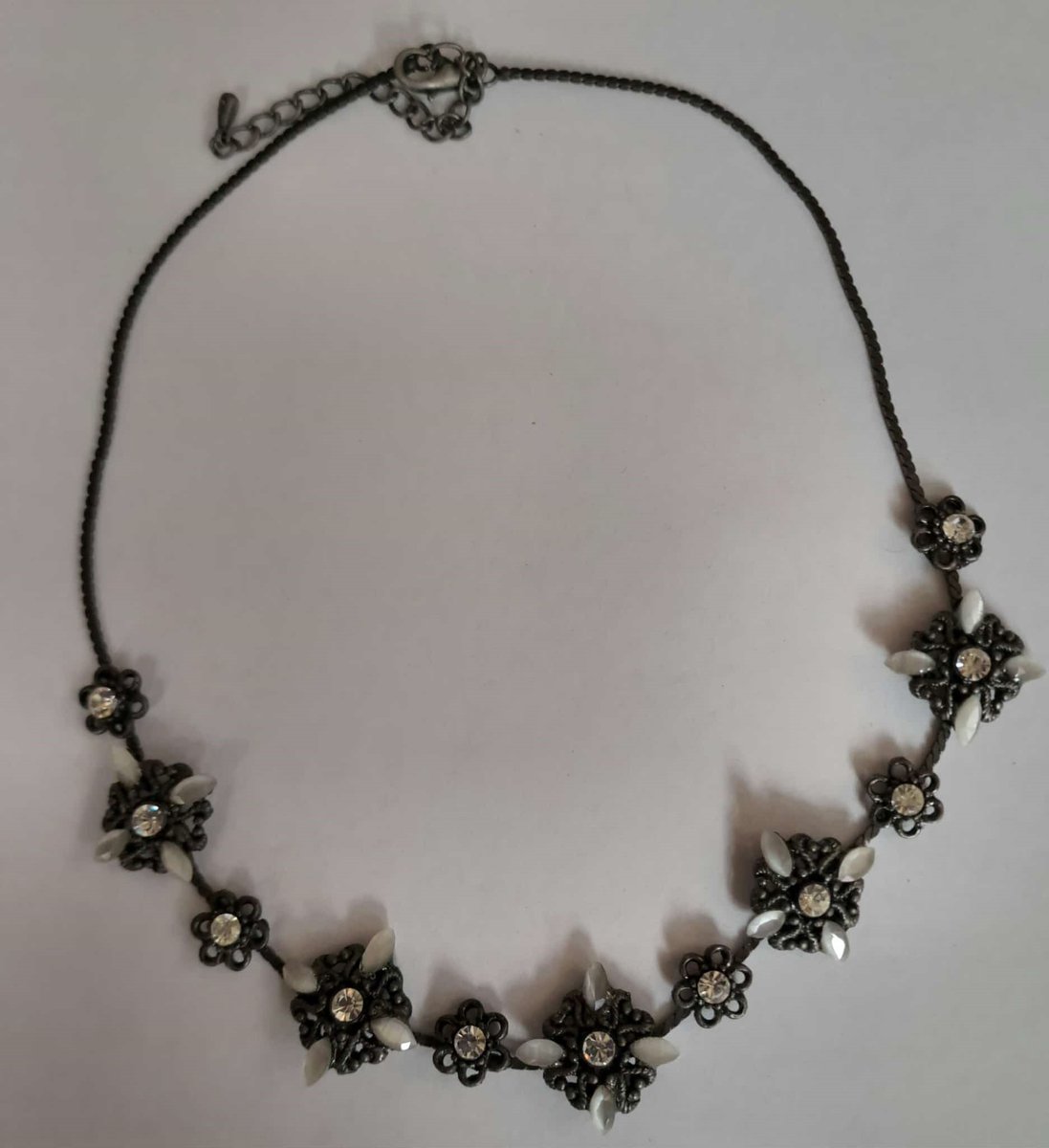 Ketting zwart/grijs met bloemetjes en zirkonia | Bloemetjes | Zirkonia