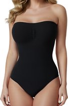 Zwarte strapless body gedragen door een vrouw, gefotografeerd vanaf de voorkant.