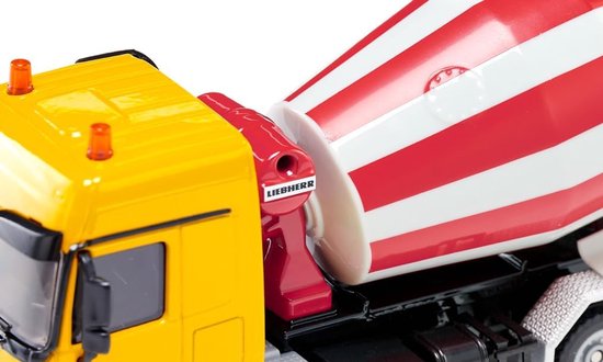 Gele vrachtwagen cabine met rode en witte betonmolen met LIEBHERR logo.