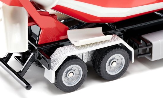 Detail van de wielen en spatborden van een gele betonmixer vrachtwagen.