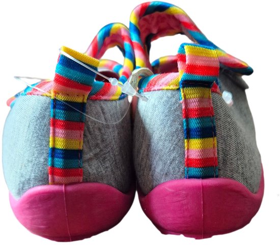 Achterkant van roze en grijze pantoffels met Paw Patrol-print en regenboogdetails.