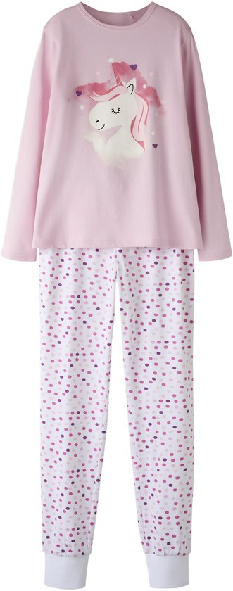 Ensemble de pyjama rose à manches longues avec imprimé licorne sur le haut. Le pantalon est blanc à pois.