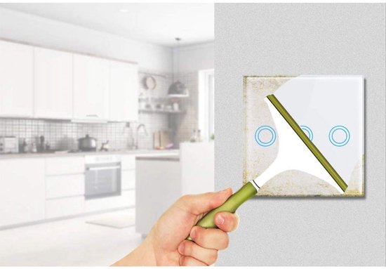 Witte aanraakschakelaar met drie blauwe cirkels, schoongemaakt met een wisser.