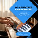 Handen van een persoon die een digitale piano met houten afwerking bespeelt. 88 aanslaggevoelige toetsen.