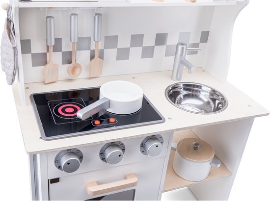 Witte houten speelgoedkeuken met kookplaat, aanrecht met spoelbak, kraan en opbergvakken.