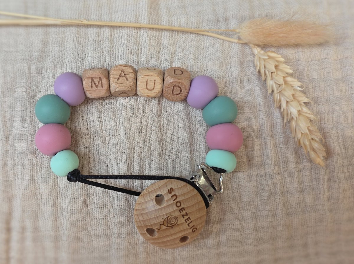 Speenkoord met naam - color pastel - gepersonaliseerd - handgemaakt - NEN12586 veilig - kraamcadeau - Snoezelig
