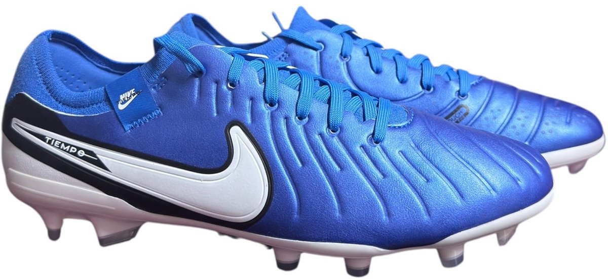 Nike Legend 10 Pro FG voetbalschoenen in maat 41, blauw met witte details en gestroomlijnd ontwerp.