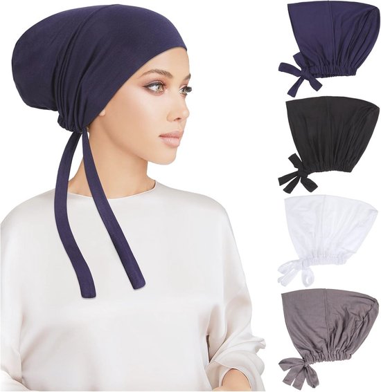Model met marineblauwe onderkap met lange striklinten. Inzet: grijs, wit, marineblauw, zwart.