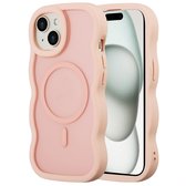 Roze iPhone 15 hoesje met golvende randen en MagSafe-compatibel cirkeldetail aan de achterkant.