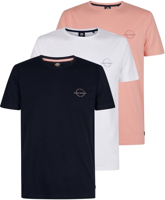 Drie T-shirts opgestapeld: marineblauw, wit en koraalroze. Elk met een cirkelvormig logo op de borst.