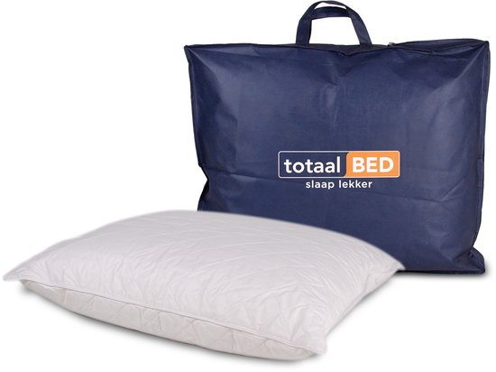Wit hoofdkussen 60x70 cm met ruitpatroon, naast een donkerblauwe draagtas van 'totaal BED'.