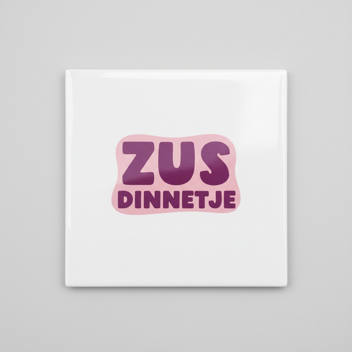 “Zus Dinnetje” Schattige Zus Keramische Tegel – 15×15 cm Roze & Paarse Zus Cadeau Woondeco