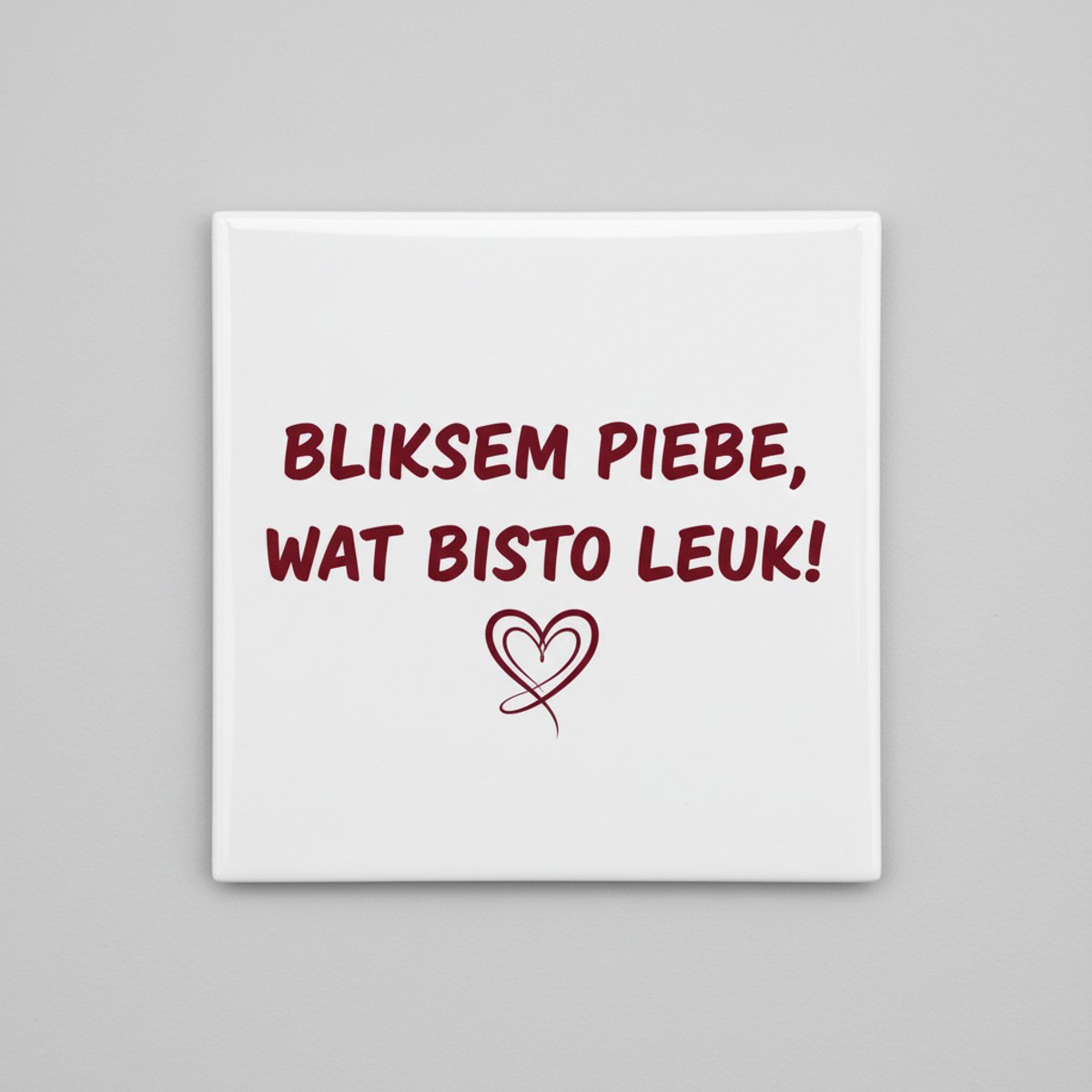 Nevolis Friese Compliment Tegel 15×15 cm – “Bliksem piebe, wat bisto leuk!” – Schattig Keramisch Cadeau & Woondecoratie Multi Color