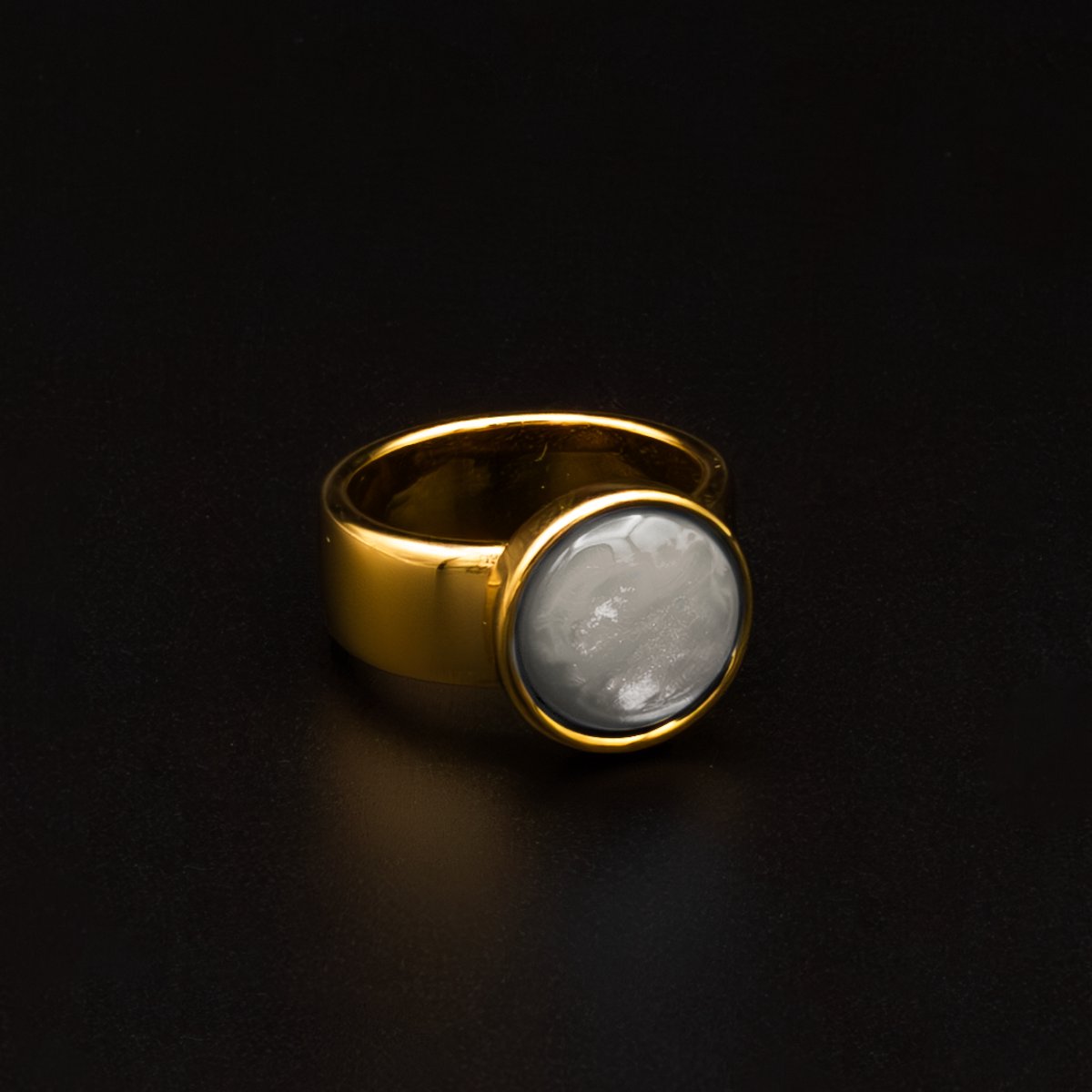 Qoss Ring Juul – Brede Goudkleurige Ring met 12 mm Cabochon | Valt 1 Maat Kleiner | Nikkelvrij | Handgemaakt | Combineerbaar | Grijs | Maat L