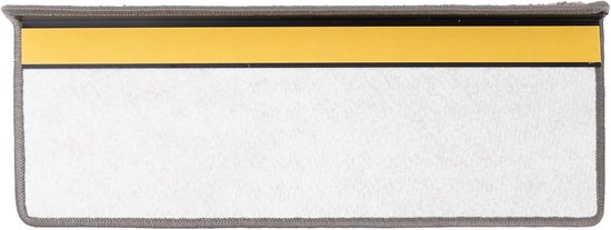 Onderkant van een grijze rechthoekige trapmat met witte onderkant en gele plakstrip.