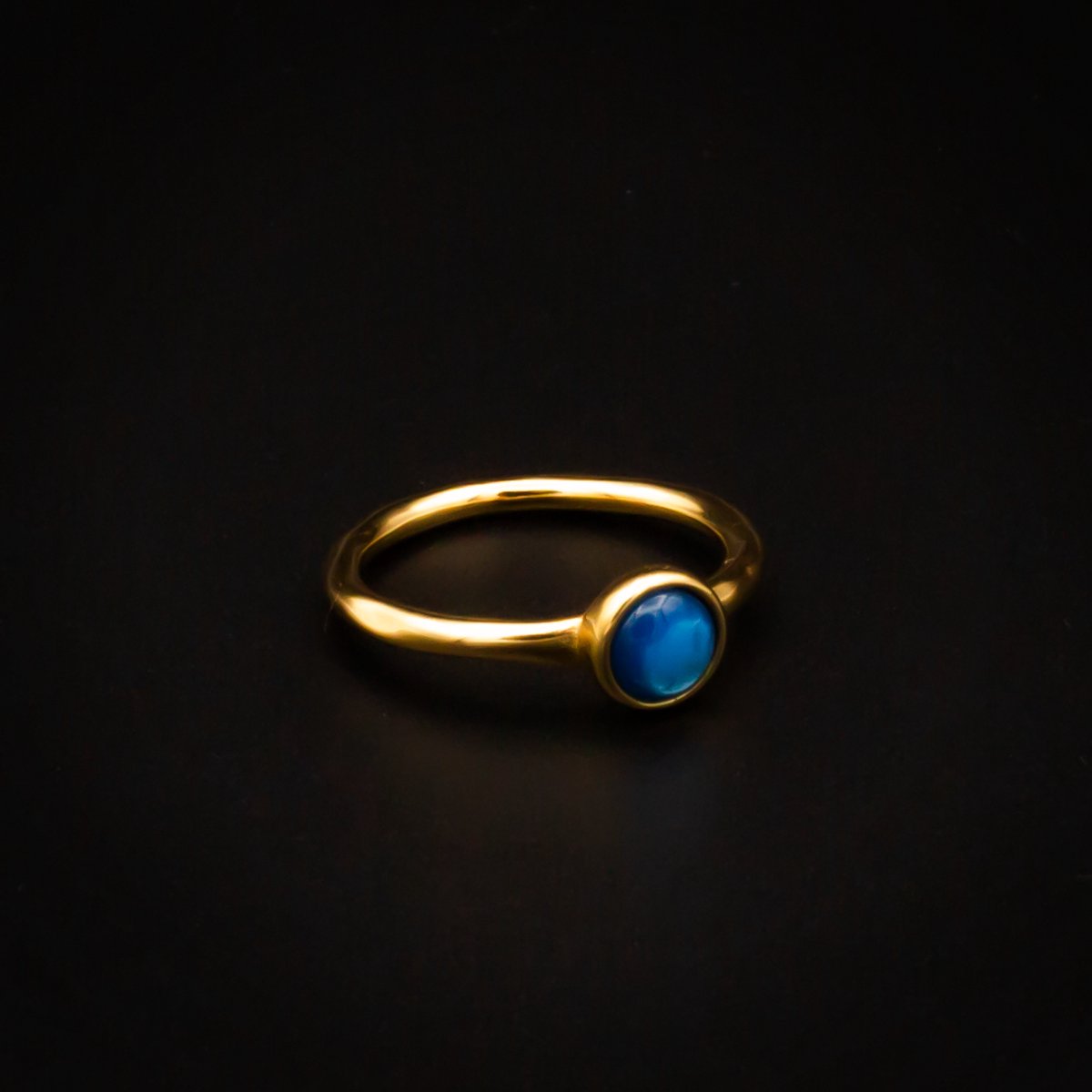 Qoss Ring Coco – Smalle Goudkleurige Ring met 6 mm Cabochon | Nikkelvrij | Handgemaakt | Combineerbaar | Saffier | Maat M