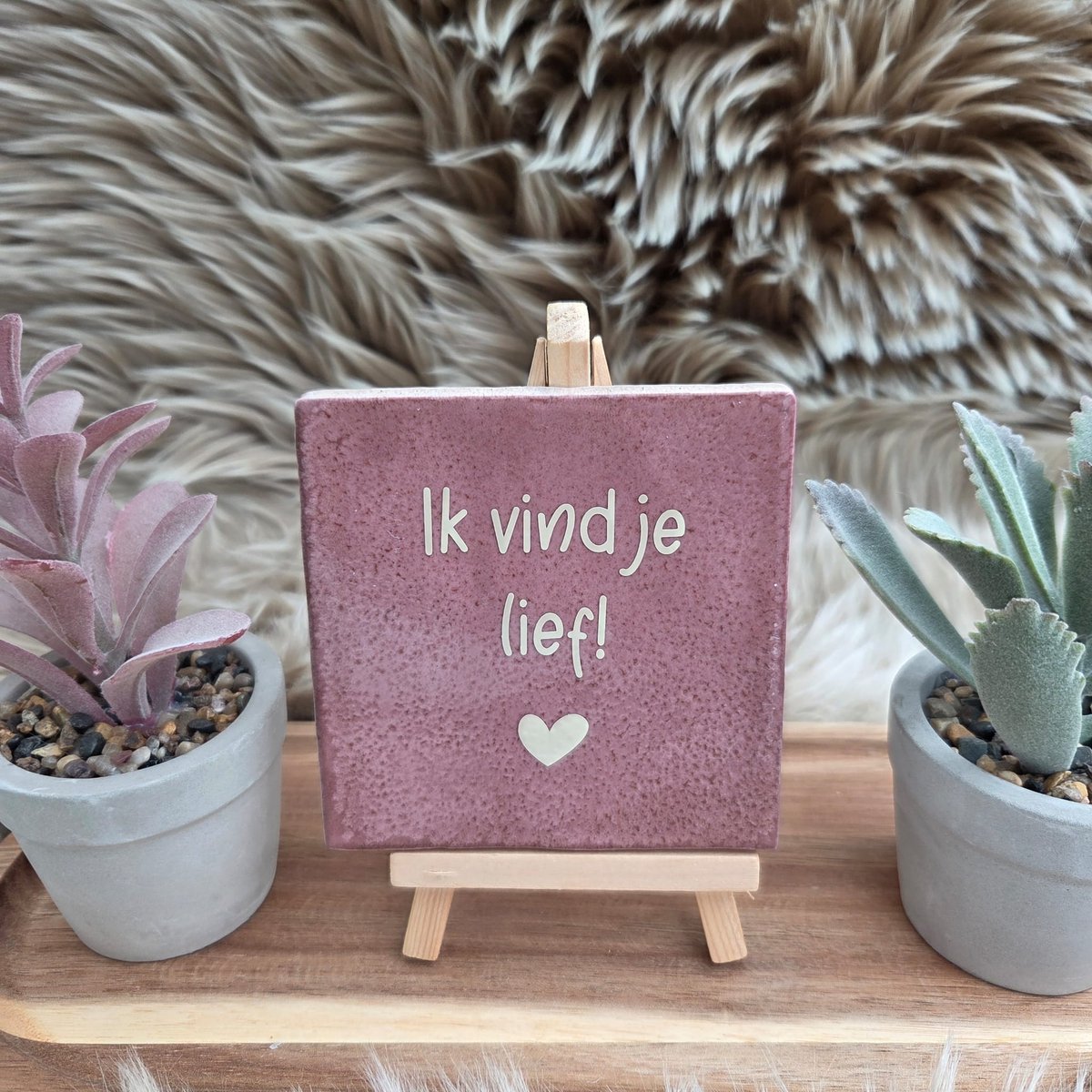 CreaCraft Robuust Wenstegeltje ik vind je lief – Hip trendy tegeltje – Handmade – Uniek Cadeau voor mama, moeder, vriendin, collega of zomaar – Stijlvolle Woondecoratie met Boodschap – Trendy nu – Decoratief Tegeltje met Standaard – Cadeau Idee Oud roze/Beige