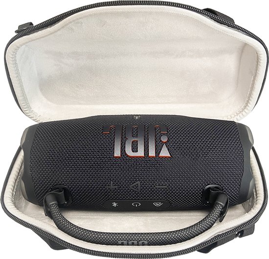 Zwarte JBL Charge 5 speaker in een open, zwarte beschermhoes met grijze voering.