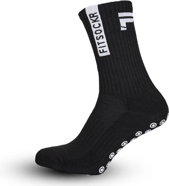 Zwarte sportsok met gripjes op de zool en de tekst 'FITSOCKR' op de kuit.