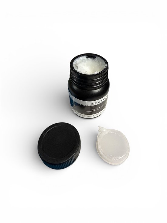 Zwarte pot met los deksel en witte tandwielvet, met het label 'Dowe'.