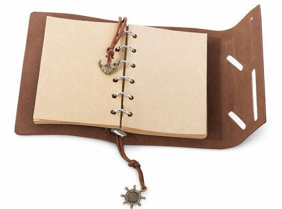 Bruin lederen notitieboek geopend op blanco papieren met spiraalbinding en ankerhanger.