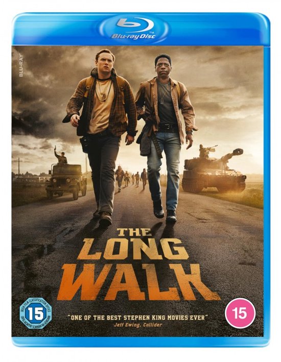The Long Walk Blu-ray. Deux hommes marchent sur une route avec des véhicules militaires en arrière-plan. "L'un des meilleurs films de Stephen King de tous les temps."