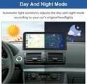 Het autoscherm toont een dag- en nachtmodus met navigatie, met een zon en maan illustratie.