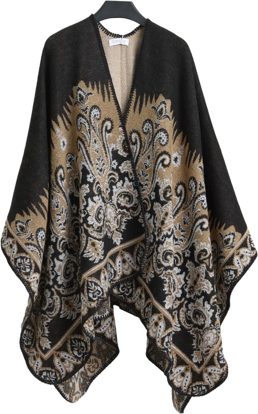 Zwarte poncho met een beige en wit paisley-patroon.