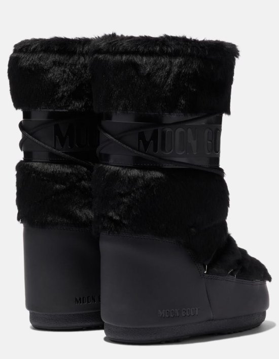Achterzicht van zwarte Moon Boots met bont, 'MOON BOOT' logo op de zool.