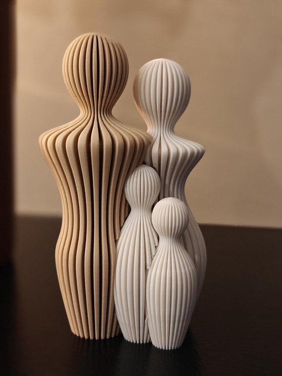 Abstract gezin van hout en wit kunststof, bestaande uit twee volwassenen en twee kinderen, met verticale ribbels.