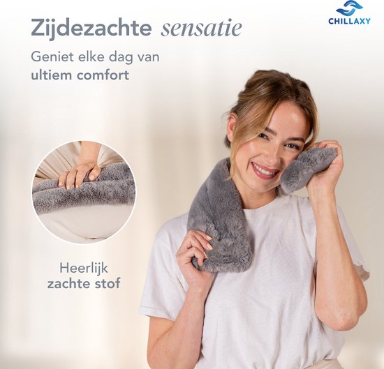Vrouw met grijze pittenzak om haar nek en in haar hand, met een close-up van de zachte stof.