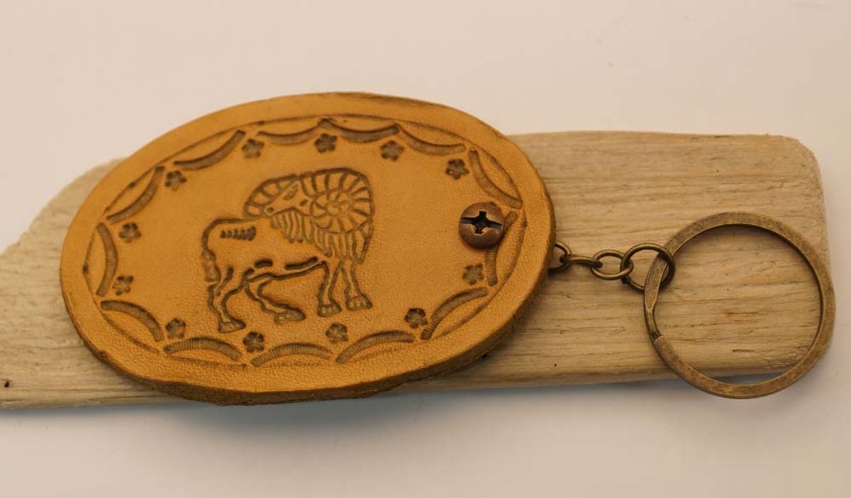 Leren beige sterrenbeelden sleutelhanger " RAM " datums 21 maart – 19 april - ARIES zodiac sign keyring - sterrenbeeld keyring - verjaardags cadeau sterrenbeelden sleutelhangers - lederen sleutelhangers dierenriem
