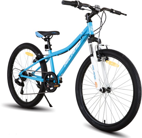 Blauwe Hiland tienerfiets met 24 inch wielen, witte voorvork en zwart zadel.