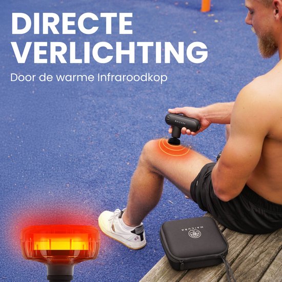 Man met zwarte Maicura massagegun op zijn knie. Rode infraroodkop licht op. Zwart hoesje ernaast.