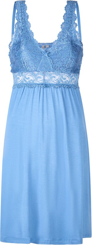 Lichtblauw slipdress nachthemd van By Louise met kanten bovenkant en bandjes.