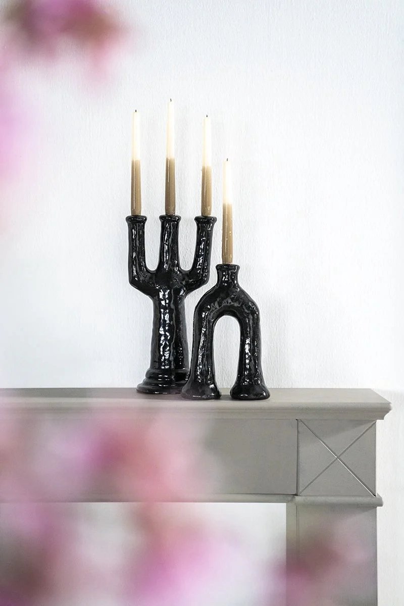 Kandelaar van zwart geglazuurd aardewerk - Breedte 34 cm x Hoogte 43 cm - Blix Large - By Boo - Geschikt voor 3 reguliere dinerkaarsen