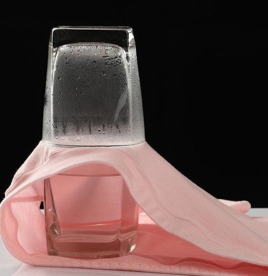 Een nat glas wordt opgevuld met een lichtroze onderbroek en omringd door de stof.