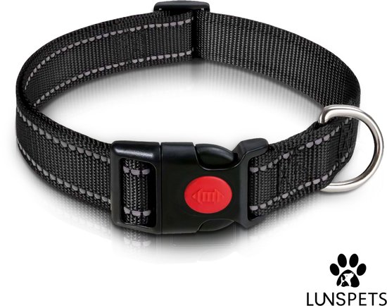 Zwarte reflecterende halsband met rood detail op de gesp en zilveren ring.