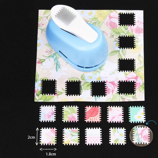 Blauwe postzegel pons op bloemenpapier, met uitgestansde postzegels. Formaat 1.8x2cm.