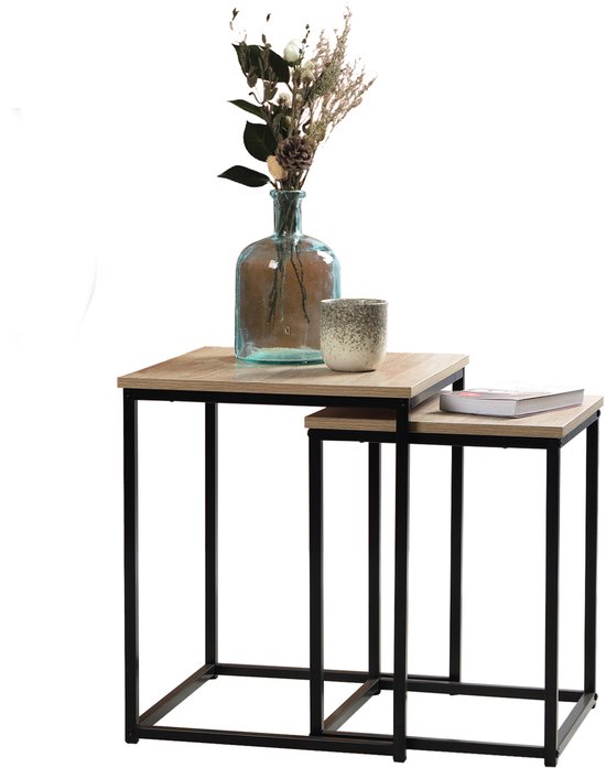 Deux tables d'appoint carrées avec plateau en bois brun clair et cadre en métal noir, décorées d'un vase de fleurs séchées et d'une tasse.