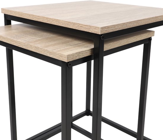 Gros plan de deux tables d'appoint carrées avec plateau en bois brun clair et cadre en métal noir.