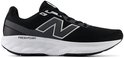 Zwarte New Balance sportschoen met zilveren N-logo, witte zool en 'Fresh Foam' opdruk.